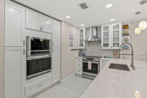 Condo in Hutchinson Island South, Florida, 3 bedrooms № 2367640 - photo 5