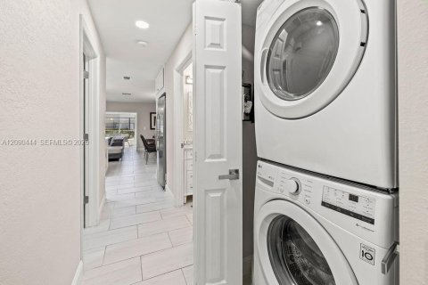 Condo in Hutchinson Island South, Florida, 3 bedrooms № 2367640 - photo 16