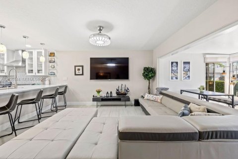 Condo in Hutchinson Island South, Florida, 3 bedrooms № 2367640 - photo 11