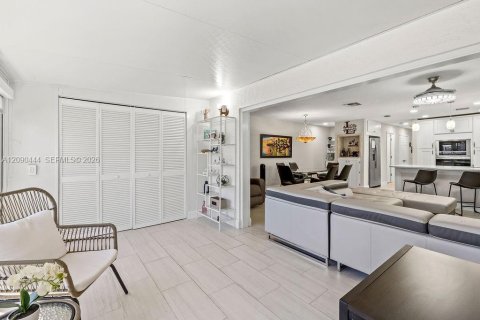 Condo in Hutchinson Island South, Florida, 3 bedrooms № 2367640 - photo 13