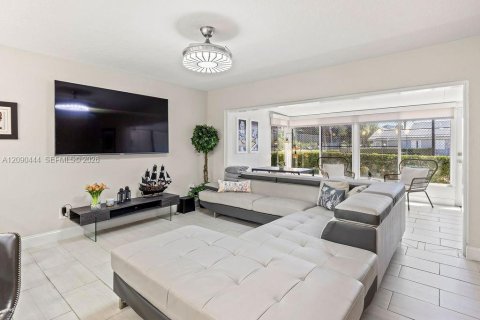 Condo in Hutchinson Island South, Florida, 3 bedrooms № 2367640 - photo 10