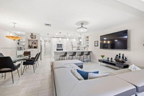 Condo in Hutchinson Island South, Florida, 3 bedrooms № 2367640 - photo 4