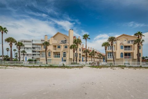 Touwnhouse à vendre à Redington Shores, Floride: 2 chambres, 114.92 m2 № 2413935 - photo 5