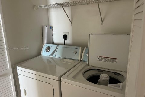 Condo in Aventura, Florida, 1 bedroom  № 1890471 - photo 12
