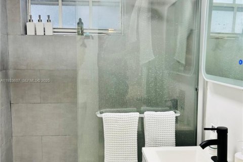 Condominio en alquiler en Miami Beach, Florida, 38.46 m2 № 1991333 - foto 12