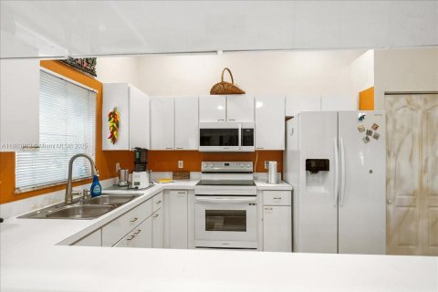 House in Port St. Lucie, Florida 3 bedrooms, 182.27 sq.m. № 1932815 - photo 19