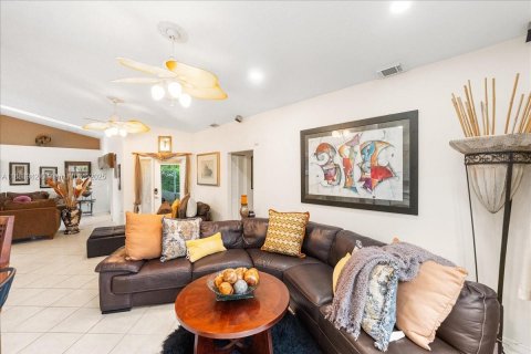 House in Port St. Lucie, Florida 3 bedrooms, 182.27 sq.m. № 1932815 - photo 5