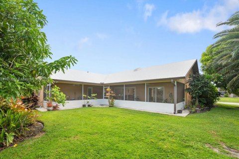 House in Port St. Lucie, Florida 3 bedrooms, 182.27 sq.m. № 1932815 - photo 26