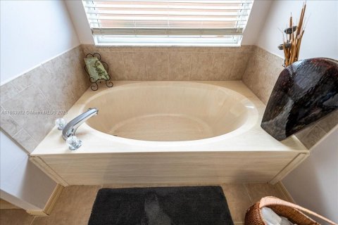 House in Port St. Lucie, Florida 3 bedrooms, 182.27 sq.m. № 1932815 - photo 13