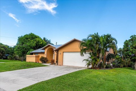 House in Port St. Lucie, Florida 3 bedrooms, 182.27 sq.m. № 1932815 - photo 3