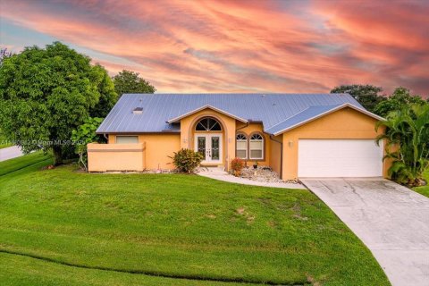 House in Port St. Lucie, Florida 3 bedrooms, 182.27 sq.m. № 1932815