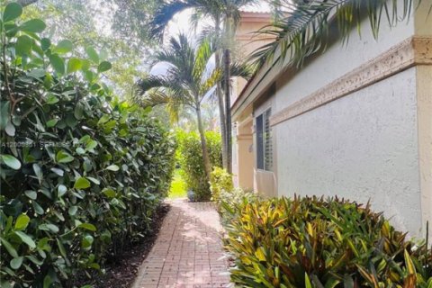 Снять в аренду таунхаус в Бока-Ратон, Флорида 3 спальни, 157.84м2, № 2066199 - фото 2