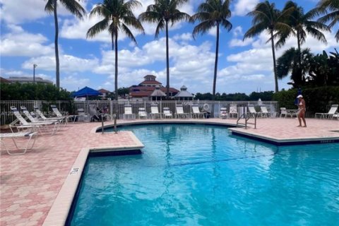 Снять в аренду таунхаус в Бока-Ратон, Флорида 3 спальни, 157.84м2, № 2066199 - фото 18