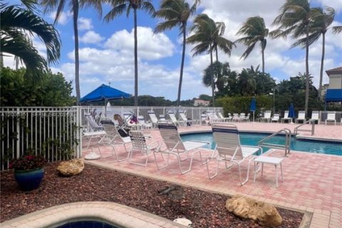 Снять в аренду таунхаус в Бока-Ратон, Флорида 3 спальни, 157.84м2, № 2066199 - фото 16