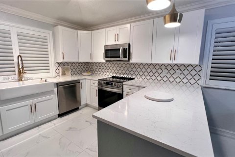 Снять в аренду таунхаус в Бока-Ратон, Флорида 3 спальни, 157.84м2, № 2066199 - фото 3