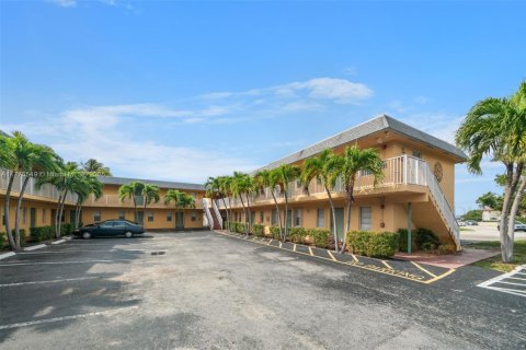 Condo in Oakland Park, Florida, 1 bedroom  № 1868195 - photo 1