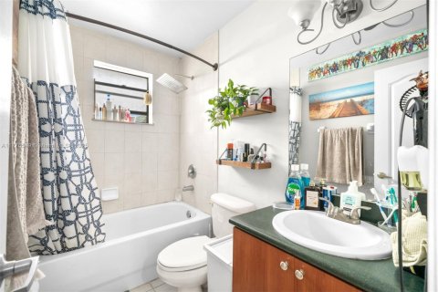 Condo in Oakland Park, Florida, 1 bedroom  № 1868195 - photo 8