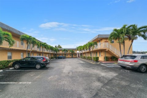 Condo in Oakland Park, Florida, 1 bedroom  № 1868195 - photo 9