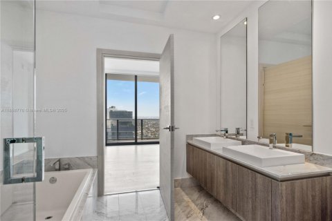 Condo in Miami, Florida, 3 bedrooms  № 1888902 - photo 11