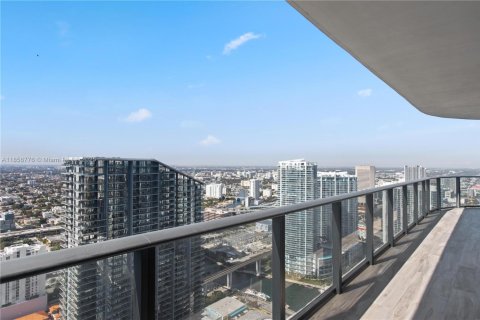 Condo in Miami, Florida, 3 bedrooms  № 1888902 - photo 1