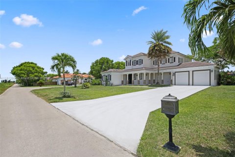 House in Homestead, Florida 4 bedrooms, 304.16 sq.m. № 1760862 - photo 2