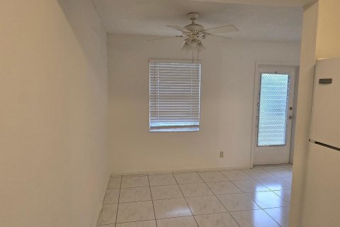 Condo in West Palm Beach, Florida, 2 bedrooms № 2247173 - photo 4