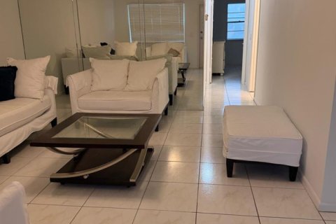 Condo in West Palm Beach, Florida, 2 bedrooms № 2247173 - photo 5