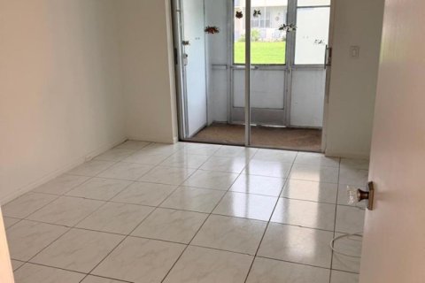 Condo in West Palm Beach, Florida, 2 bedrooms № 2247173 - photo 11