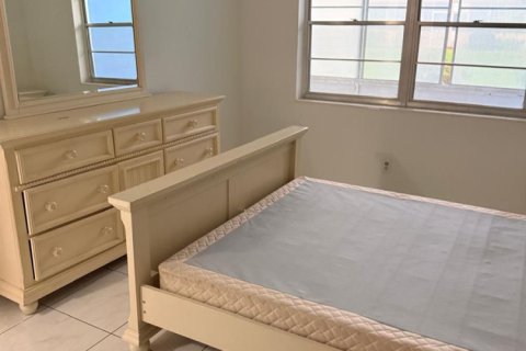 Condo in West Palm Beach, Florida, 2 bedrooms № 2247173 - photo 9