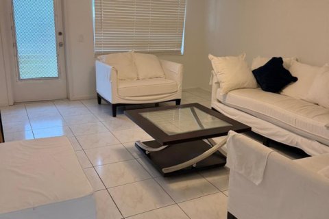 Condo in West Palm Beach, Florida, 2 bedrooms № 2247173 - photo 6