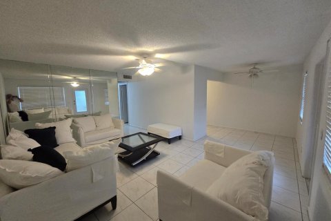 Condo in West Palm Beach, Florida, 2 bedrooms № 2247173 - photo 2