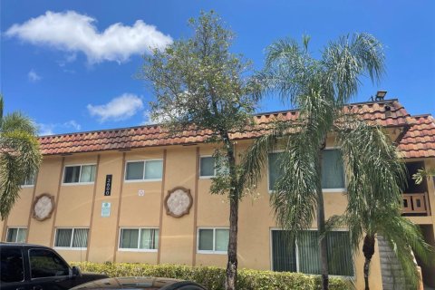 Apartamento en alquiler en Lauderdale Lakes, Florida, 2 dormitorios, 70.51 m2 № 1221210 - foto 1