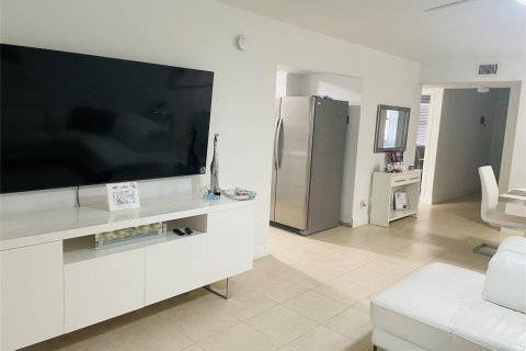 Condo in Coral Springs, Florida, 3 bedrooms  № 2245386 - photo 15