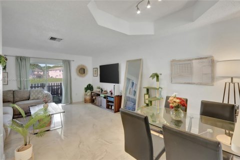 Touwnhouse à vendre à Miami, Floride: 2 chambres, 88.26 m2 № 1949570 - photo 7