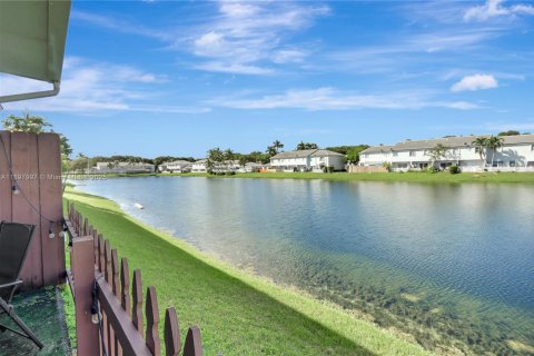 Touwnhouse à vendre à Miami, Floride: 2 chambres, 88.26 m2 № 1949570 - photo 2