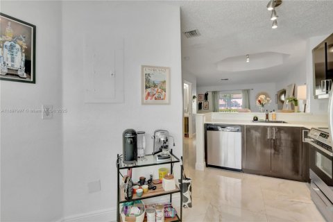 Touwnhouse à vendre à Miami, Floride: 2 chambres, 88.26 m2 № 1949570 - photo 11