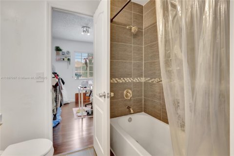 Touwnhouse à vendre à Miami, Floride: 2 chambres, 88.26 m2 № 1949570 - photo 19