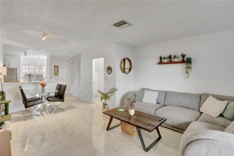 Touwnhouse à vendre à Miami, Floride: 2 chambres, 88.26 m2 № 1949570 - photo 8