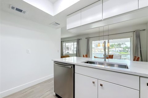 Adosado en venta en Saint Petersburg, Florida, 4 dormitorios, 149.57 m2 № 2223729 - foto 11