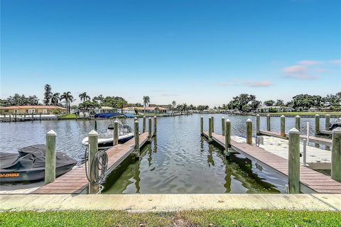 Adosado en venta en Saint Petersburg, Florida, 4 dormitorios, 149.57 m2 № 2223729 - foto 4