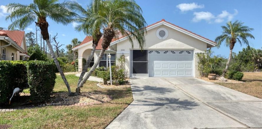 House in Englewood, Florida 2 bedrooms, 175.21 sq.m. № 1665825