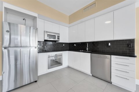 Condo in Miami, Florida, 2 bedrooms  № 2025188 - photo 6