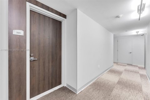 Condo in Miami, Florida, 2 bedrooms  № 2025188 - photo 4