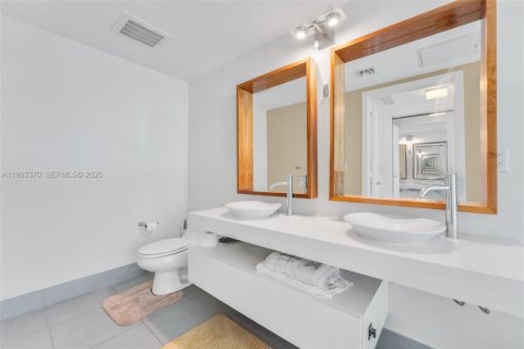 Condo in Miami, Florida, 2 bedrooms  № 2025188 - photo 14
