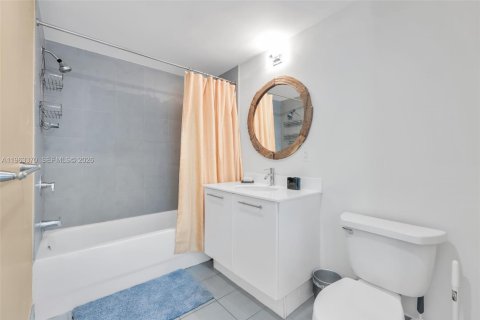 Condo in Miami, Florida, 2 bedrooms  № 2025188 - photo 9