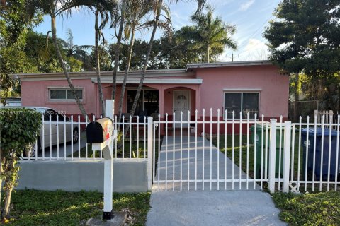 Casa en venta en Miami, Florida, 3 dormitorios, 126.25 m2 № 1992197 - foto 1