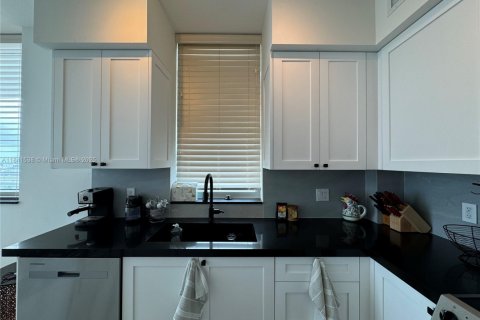 Снять в аренду кондоминиум в Халландейл-Бич, Флорида 2 спальни, 125.79м2, № 1939583 - фото 13