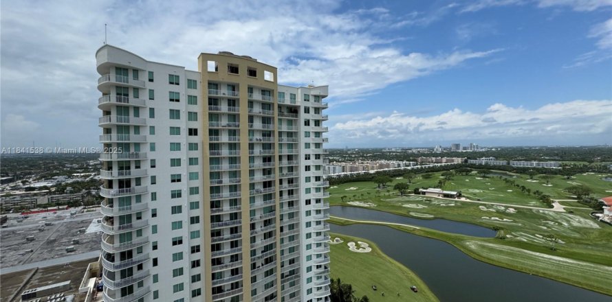 Кондоминиум с 2 спальнями в Халландейл-Бич, Флорида № 1939583