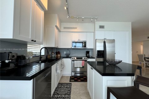 Снять в аренду кондоминиум в Халландейл-Бич, Флорида 2 спальни, 125.79м2, № 1939583 - фото 12