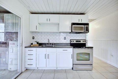 House in Avon Park, Florida 2 bedrooms, 69.68 sq.m. № 2199703 - photo 3